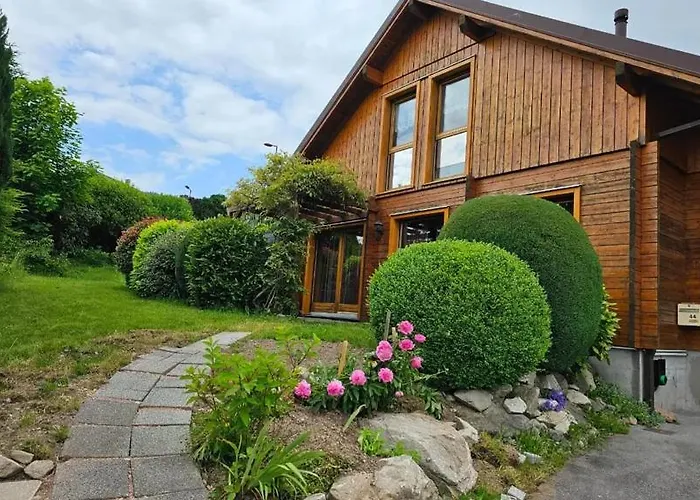 Chalet avec mezzanine 4 étoiles, Saint Mamet, jusqu'à 10 couchages, proche du lac de Gérardmer des commerces et des pistes de ski dans un quartier calme