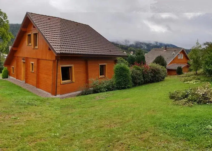Chalet avec mezzanine 4 étoiles, Saint Mamet, jusqu'à 10 couchages, proche du lac de Gérardmer des commerces et des pistes de ski dans un quartier calme