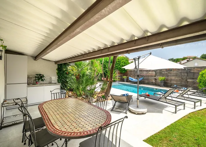 Cannes Villa: 15 Mins Walk To Beach & Centre