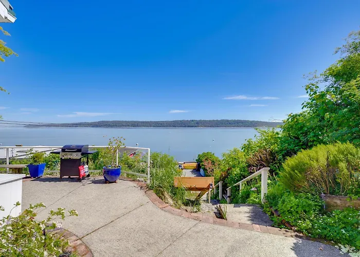 Waterfront Gem W/ 2 Patios On Camano Island