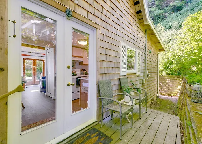 Waterfront Gem W/ 2 Patios On Camano Island