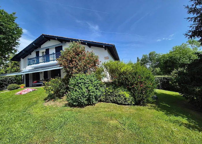 Villa Basque climatisée et piscine chauffée, jardin verdoyant