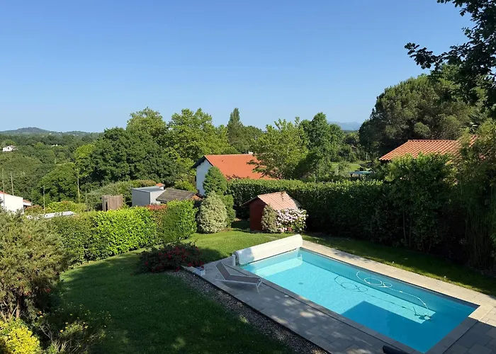 Villa Basque climatisée et piscine chauffée, jardin verdoyant