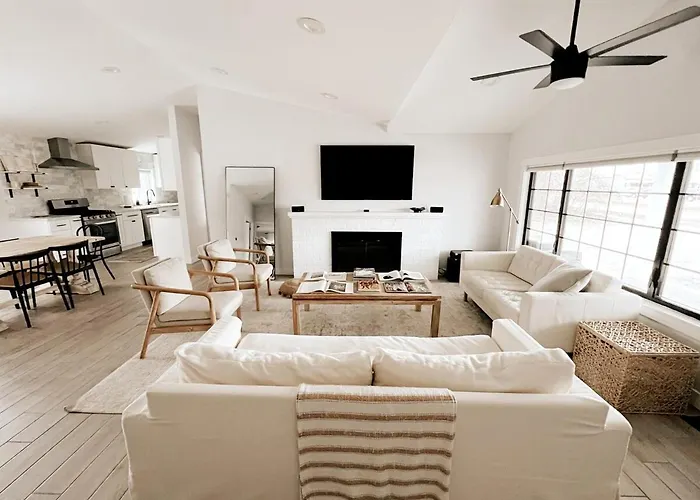 Aesthetic Ranch Style Home With Modern Furnishings