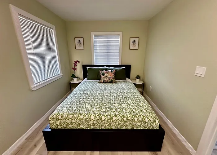Historic District Retreat - Newly Renovated 2Br