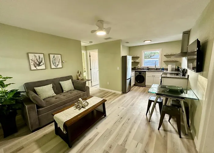 Historic District Retreat - Newly Renovated 2Br