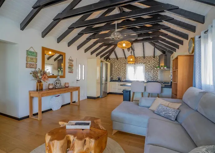 3Br Charming Seaside Villa With Private Pool