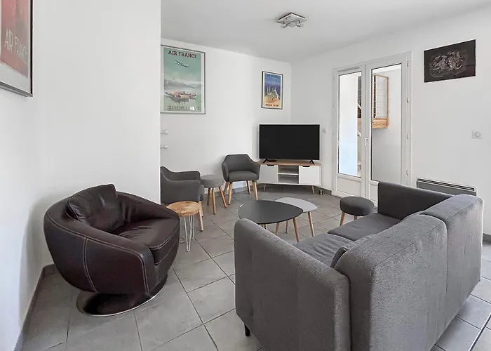 Maison spacieuse, piscine parking privé&jardin