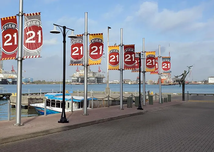 Harbor House Hotel And Marina At Pier 21