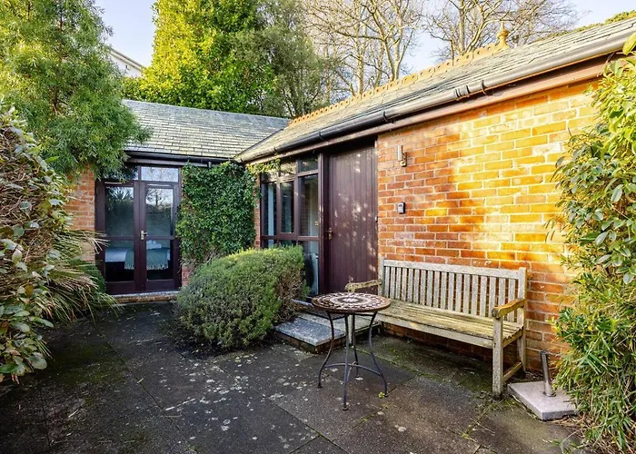 Charming Summerhouse Annexe In Lush Gardens In Fowey