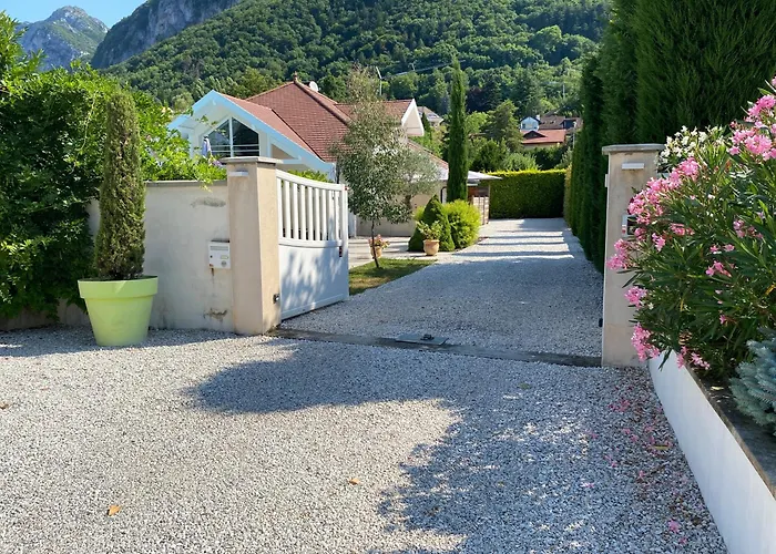 Beau studio 3 étoiles au bord du lac parking privé gratuit