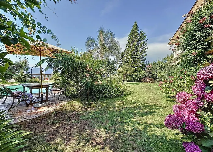 Petit coin de paradis, vue panoramique mer &montagne, piscine privée...