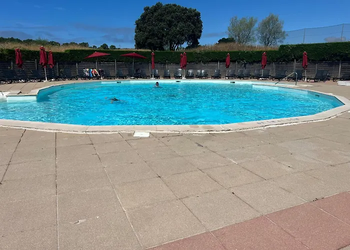 Fleurs du lac studio 2 adultes et 2 enfants avec terrasse vue sur le lac et accès parc aquatique gratuit