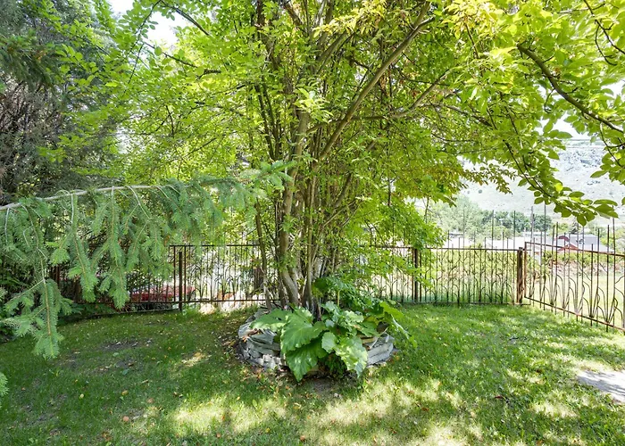 Mountain Views: Walkable Lava Hot Springs Home!