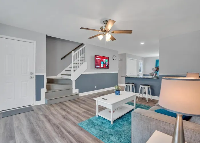 Shades Of Gray 4Br Home W Mini Fridges