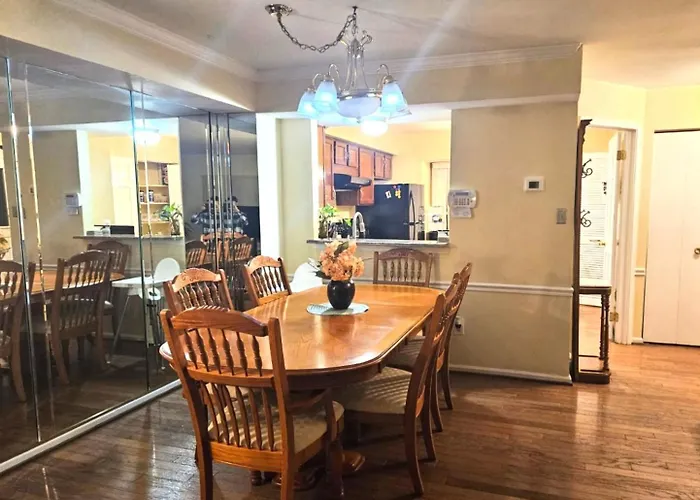 Townhouse With High Speed Wifi & Free Parking
