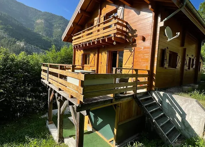Chalet en bois avec très belle vue sur la montagne