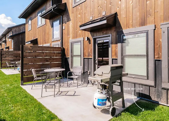 Stylish Townhome Walkable Garage
