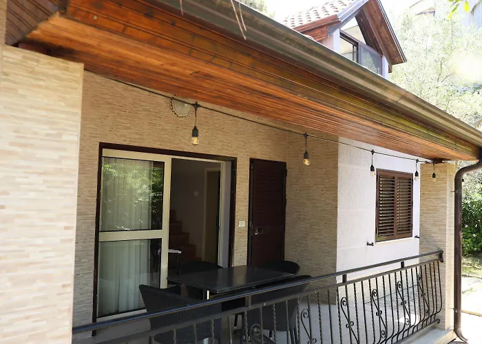 Villa In Qerret - 100 M From The Beach