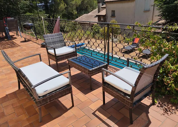Maison avec piscine chauffée, centre village