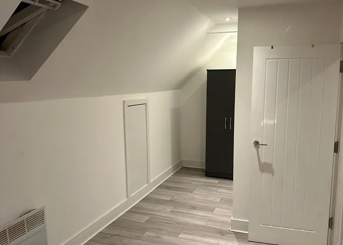Epsom High Street Apartment 10