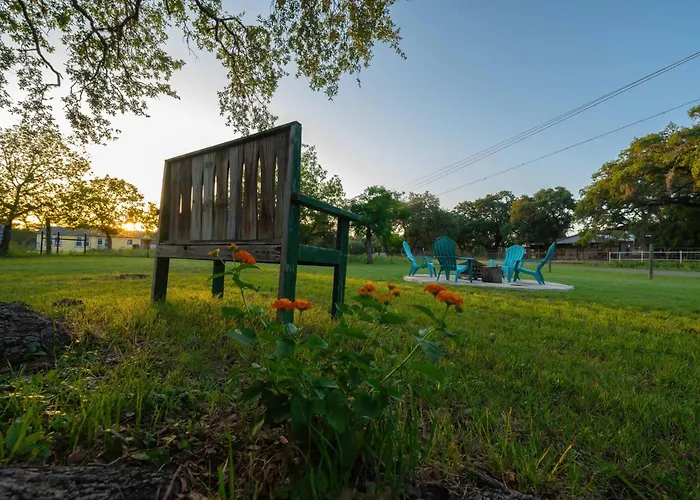 Bandera Bungalow - River, Downtown, Peaceful Fenced Corner Lot! King Bed!