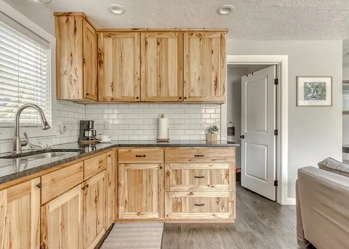 Riverbend Retreat 3 - Riverfront, Hot Tub, Bbq Pet Friendly
