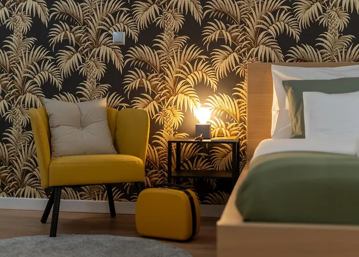 Old Town Luxe Retreat - King Bed - Steps To Main Square