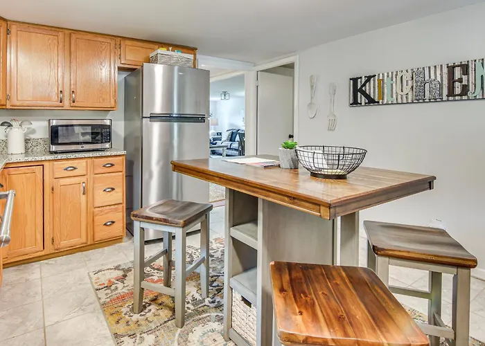 Vintage Farm Cottage Near Hikes & Pigeon River