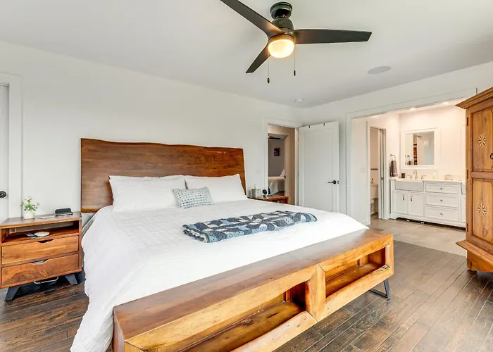 2 Mi To Lake Poway: Mtn-View Escape W/ Patio!