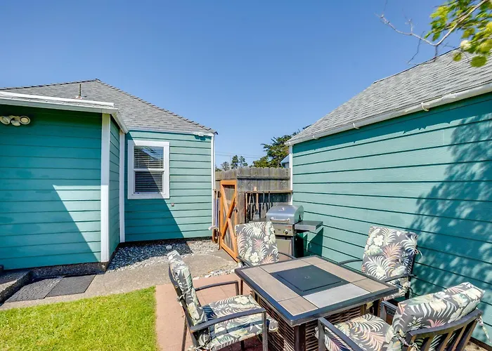 Walk To Gold Beach: Charming Cottage W/ Yard!