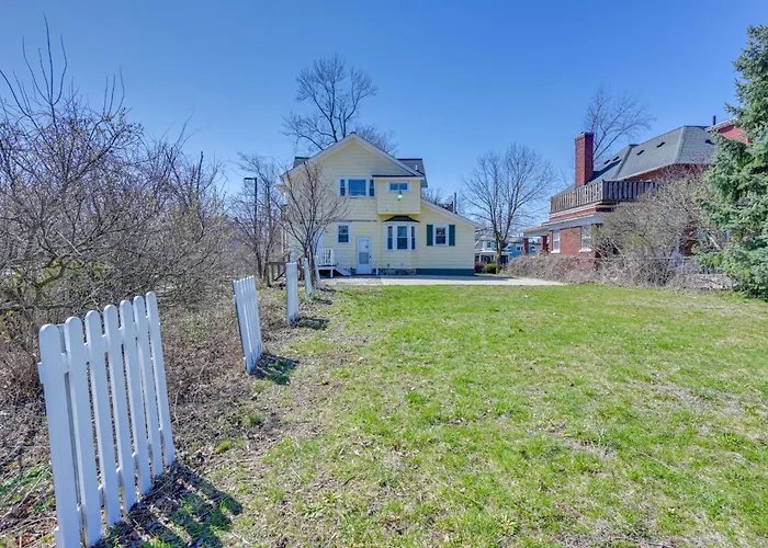 < 1 Mi To Old Town Lansing: Home W/ Furnished Deck
