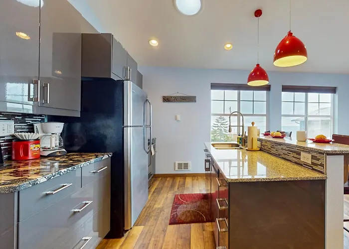 Tyee Shoreline Retreat B