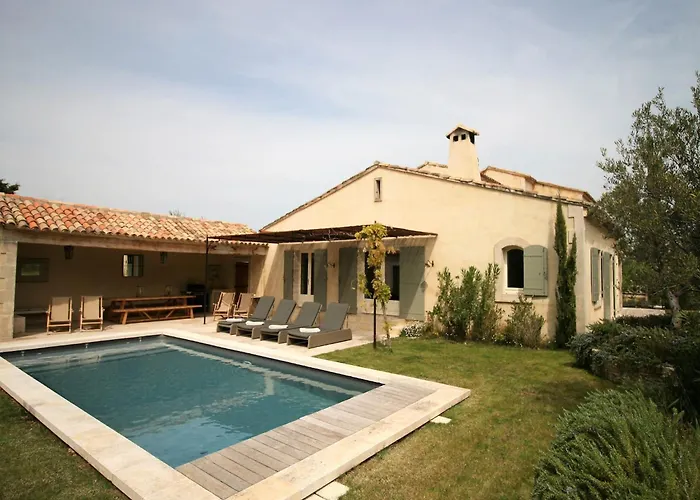 Mas In Eygalieres With Heated Pool