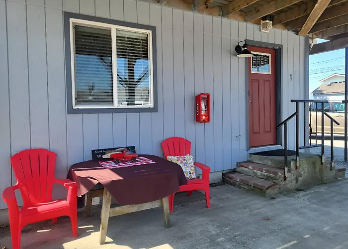 Comfortable Studio #1 Across The Street From The Beach