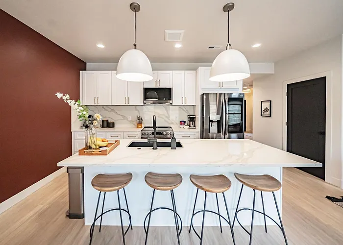 Stylish Townhome Walkable Garage