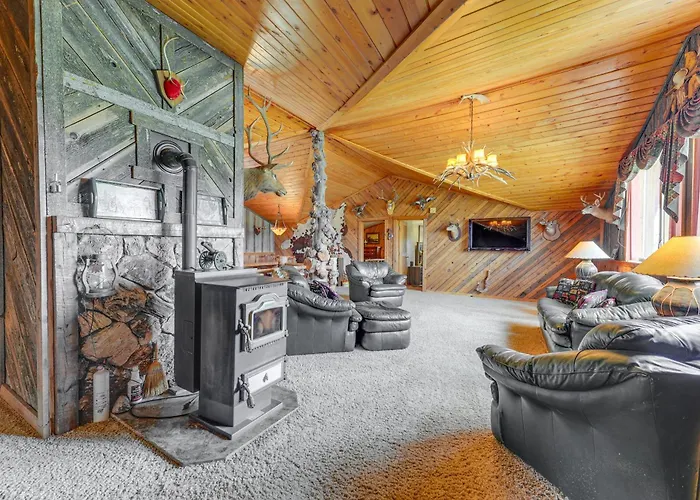 Stunning Mountain Views: Spacious Cabin In Dubois!