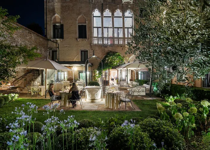 Pet Friendly hotel: Hotel Nani Mocenigo Palace