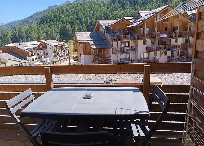 T2 Les orres 1800 pied des pistes avec piscine