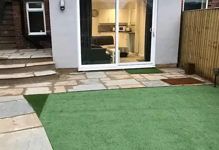 Family Hotel: Spacious 2 Bedrooms, Free Parking, Free Wifi - Serene Homes Sheffield