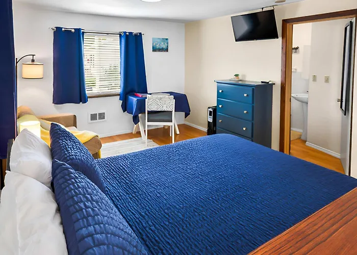 Comfortable Studio #1 Across The Street From The Beach
