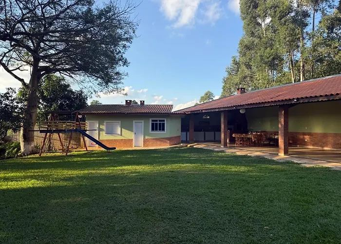 Chácara com piscina e churrasqueira