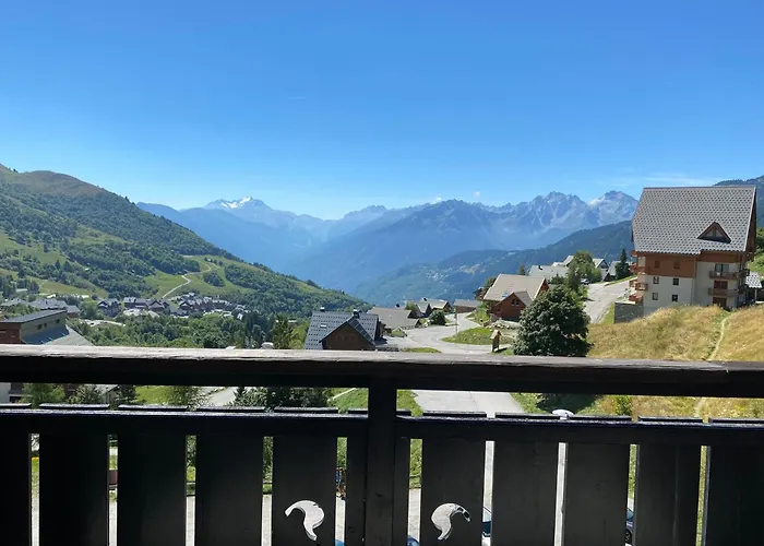Plein sud, grande pièce de vie, vue imprenable sur les montagnes et parking couvert privé