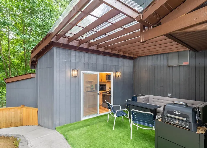 Garden Suite Two Bedroom With Hot Tub Sauna Outdoor Kitchen And Game Room