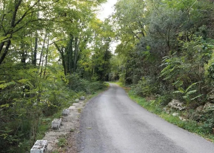 gite dans hameau en bord de rivière