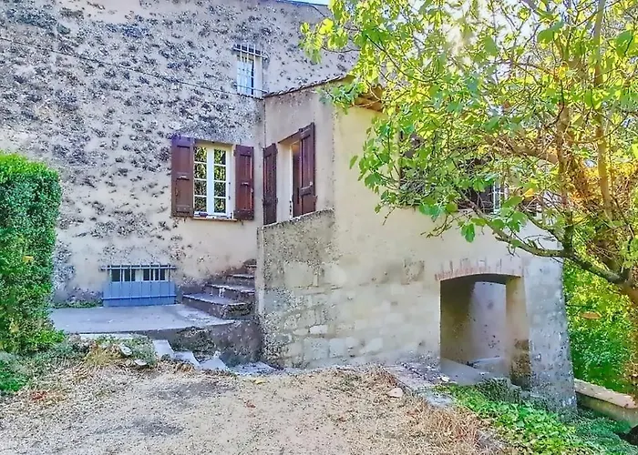 Maison de village, Accès cascade et rivière