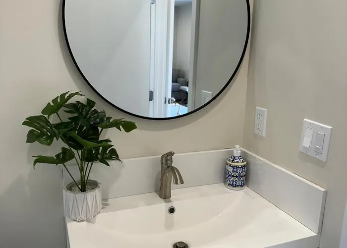 Cozy & Elegant Torrance Apartment With Balcony