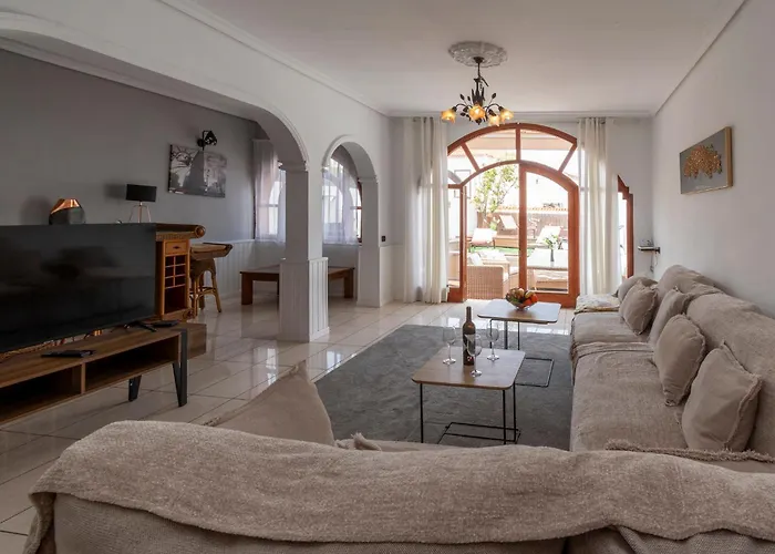 Lovely 6 Bedroom Villa Communal Heated Pool