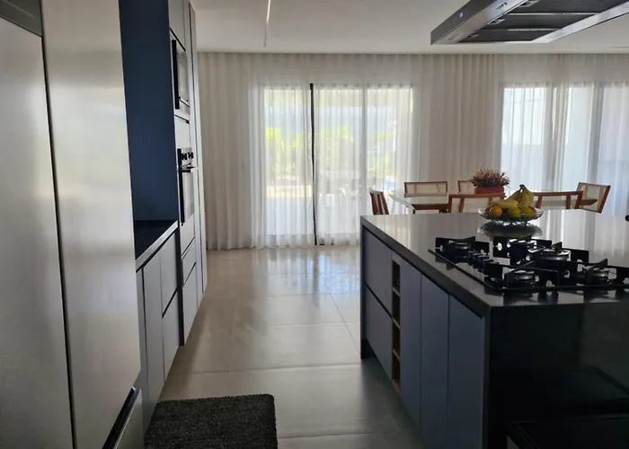 Suíte tripla vista piscina em casa moderna e familiar da Mirian