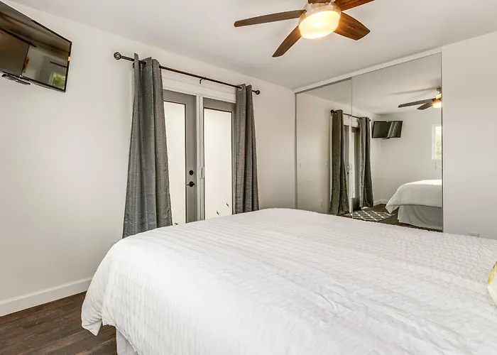 2 Mi To Lake Poway: Mtn-View Escape W/ Patio!
